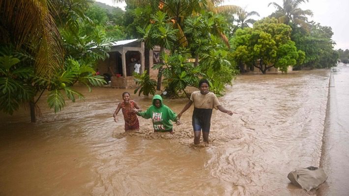 Al menos quince personas murieron y ocho se encuentran desaparecidas a causa de las intensas lluvias del sábado en Haití, informó este domingo el Departamento de Protección Civil (DPC). Ocho de las muertes se produjeron en el departamento del Oeste, cinco en el del Sudeste y dos en el del Noroeste, el más pobre del país. Las cifras provisionales, que abarcan cinco de los diez departamentos geográficos, muestran que 1.219 casas han quedado destruidas y 23.390 personas desplazadas. El sector agrícola se ha visto muy afectado en el departamento del Centro, dice el informe, situación que podría empeorar como consecuencia de las inundaciones que han arrasado parte del país. En el departamento del Oeste, 25.648 personas se han visto afectadas y 12.906 desplazadas. "Las necesidades más urgentes son refugio, alimentos y kits de higiene y agua potable", según la evaluación parcial. El primer ministro, Ariel Henry, aseguró que su Gobierno "junto con las instituciones nacionales e internacionales, está adoptando medidas para hacer frente a las necesidades urgentes del momento".
