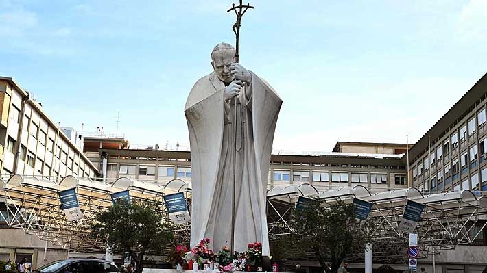Papa Francisco "mejora progresivamente" tras cirugía y retoma su trabajo desde el hospital
