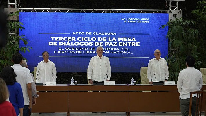 "¡Histórico acuerdo de paz! Gobierno de Petro y ELN acuerdan alto al fuego nacional y bilateral en Colombia" El Gobierno colombiano y la guerrilla del Ejército de Liberación Nacional (ELN) acordaron este viernes en Cuba un cese al fuego bilateral, el paso más concreto surgido hasta ahora de una mesa de diálogo entre ambos actores que busca lograr un acuerdo de paz en el país sudamericano. Encabezados por el Presidente Gustavo Petro y el máximo comandante guerrillero Antonio García -cuyo nombre legal es Eliécer Herlinto Chamorro Acosta- los representantes de ambas partes dieron a conocer el documento por el que se comprometieron a un alto de las hostilidades. El cese contempla una primera fase de alistamiento hasta el 6 de julio en el que se dará la orden de detener las ofensivas y se oficializará el 3 de agosto, según explicó la delegación gubernamental. La tregua durará en principio 180 días. Petro llegó la noche del jueves a La Habana para la ceremonia, que se pospuso un día luego de que los negociadores solicitaran más tiempo con el fin de ultimar detalles. Este fue el tercer ciclo de diálogo entre las partes, luego del reinicio de las conversaciones a finales del año pasado y después de que éstas estuvieran congeladas por la desavenencia entre los rebeldes y el entonces mandatario Iván Duque (2018-2022) por más de tres años. Los anteriores fueron en Venezuela y México, que fungen como países garantes de las conversaciones. Los representantes habían indicado que los dos temas pilares para esta etapa serían la participación ciudadana y un acuerdo de cese al fuego. Una tregua que "busca que Colombia cambie" Tras conocerse la noticia, el jefe negociador del ELN, "Pablo Beltrán", aseguró que el cese del fuego bilateral acordado este viernes busca que "Colombia cambie. La tregua "busca un propósito humanitario, rebajar el conflicto para que en Colombia haya un mejor clima para la participación de la sociedad", dijo Beltrán. "Cuenten con el ELN para resolver causas no consecuencias", advirtió el líder guerrillero, que quiere incluir a la sociedad para que así pueda haber "análisis profundos de las causas del conflicto". Tras concluir el tercer ciclo de negociaciones en Cuba, las autoridades confirmaron que la nueva ronda de conversaciones se realizará en Venezuela entre el 14 de agosto y el 4 de septiembre.