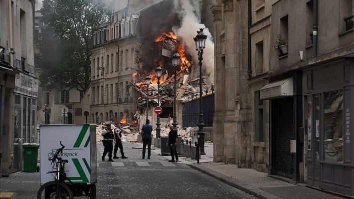 Habría sido por explosión de gas: Gran incendio en París provoca el derrumbe de un edificio