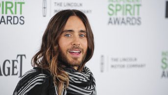 ¿Nuevo Spiderman? Jared Leto escala el muro de un castillo sin protección