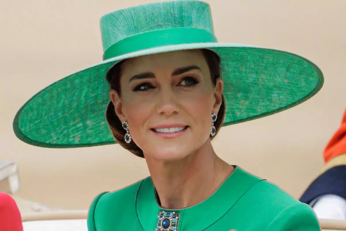 Kate Middleton rinde homenaje a Lady Di frente a la reina Camila