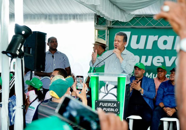 Leonel dice: "Frente al cambio pa' tra', volvemos pa' lante con la Fuerza del Pueblo"