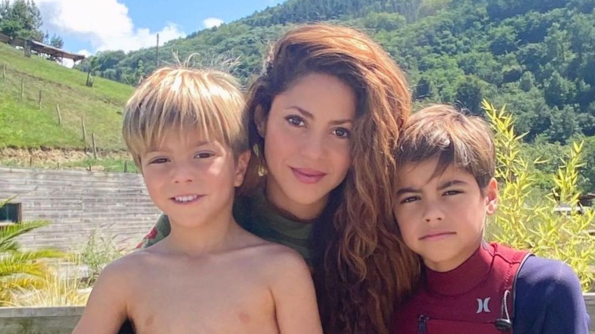 Shakira vuelve a Barcelona con sus hijos; Piqué ya los esperaba