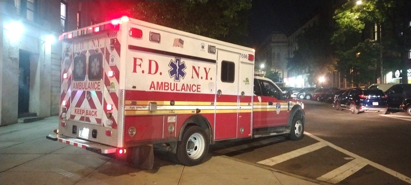 Un paramédico del FDNY acusado por supuesto robo de tarjetas de crédito a un muerto en apartamento del fallecido en Manhattan