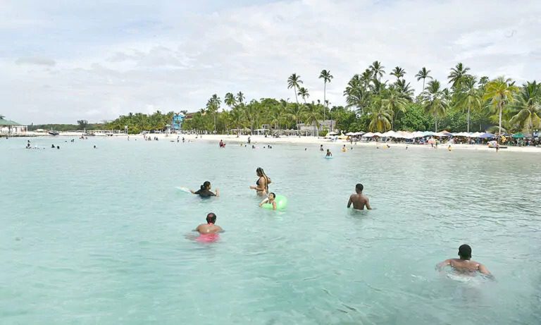 Se reactivan las visitas a las playas tras la reducción del sargazo