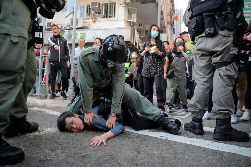 "La mano dura de China: Sentencia condenatoria para 18 manifestantes pro democracia en Hong Kong"