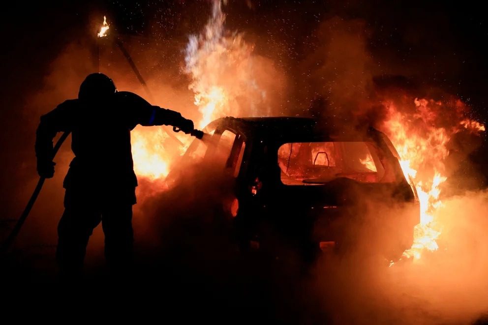 Al menos 96 detenidos y 255 coches quemados durante la noche de la fiesta nacional francesa