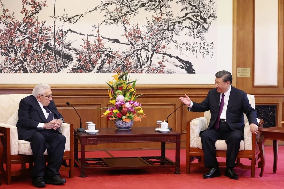 "Histórico Encuentro: A los 100 años, Henry Kissinger se Reúne con Xi Jinping en China"