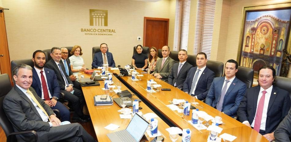 Valdez Albizu se reúne con directiva de la Asociación de Puestos de Bolsa