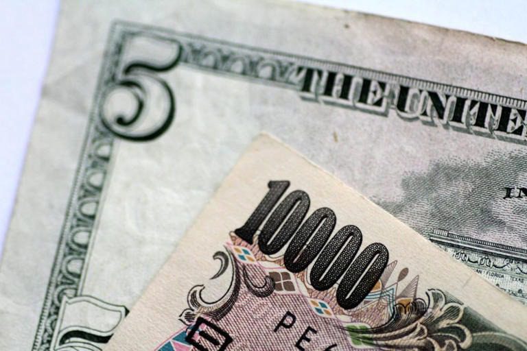 El dólar cae a mínimos de dos meses tras la desaceleración de la inflación en EEUU