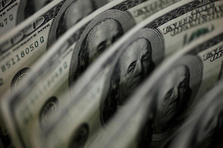 Dólar baja tras dato de gasto de consumidores en EEUU