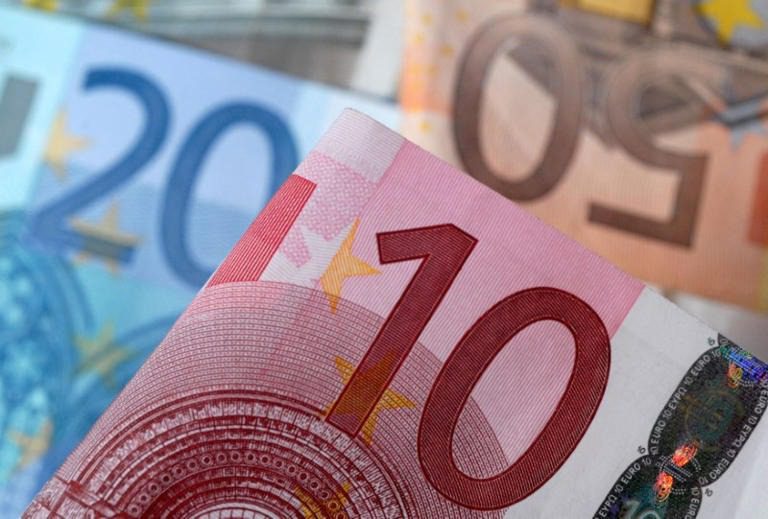 Dólar sube con la atención centrada en los bancos centrales