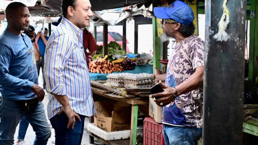 Abel conversa con ciudadanos en mercado Simón Bolívar sobre el alza de la comida