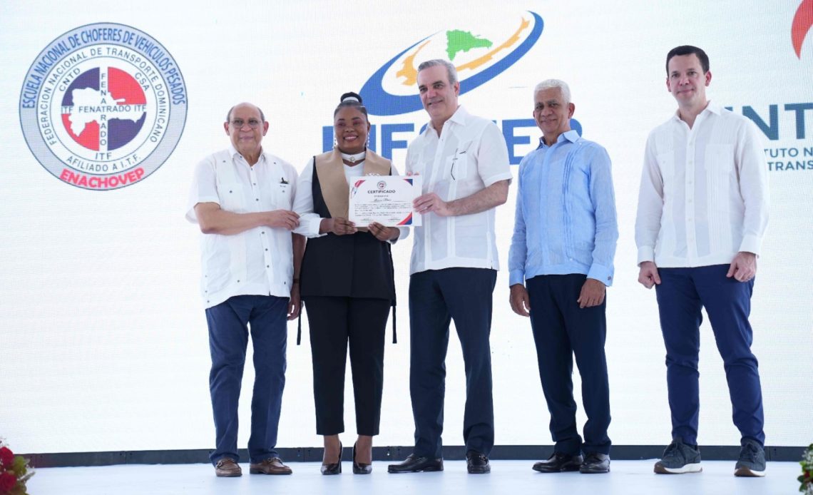 Abinader entrega certificados a 416 nuevos conductores vehículos pesados; entre estos hay 43 mujeres