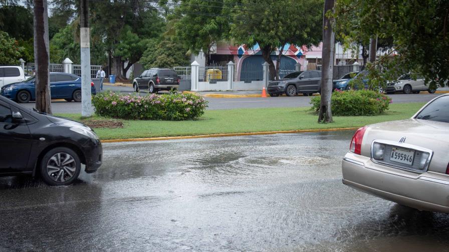 Aguas de materia fecal en la avenida Enrique Jiménez Moya