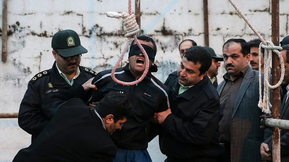 "Atrocidad sin precedentes: Irán exhibe públicamente ejecución de responsables de mortífero ataque con 13 víctimas"