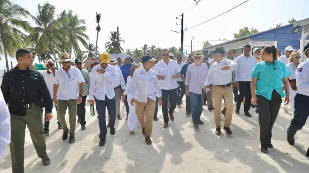Abinader visita la Isla Saona donde se realiza inversión por 600 millones en obras sociales