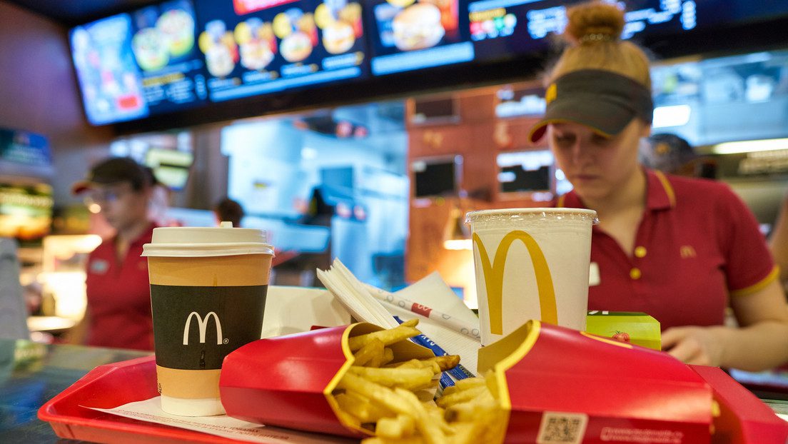 "Ambiente de trabajo tóxico": Empleados de McDonald's denuncian agresión y acoso sexual