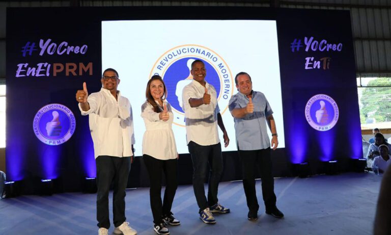 El diputado Bolívar Valera se juramenta en el PRM