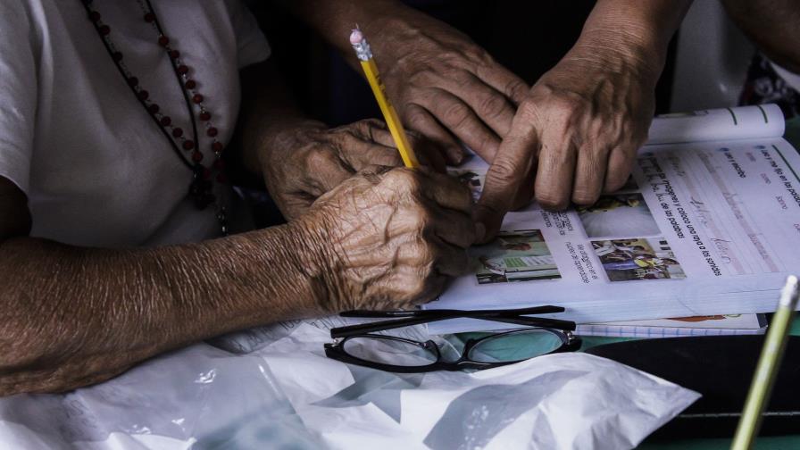 Costo de alfabetización de adultos no cuadra en los últimos años