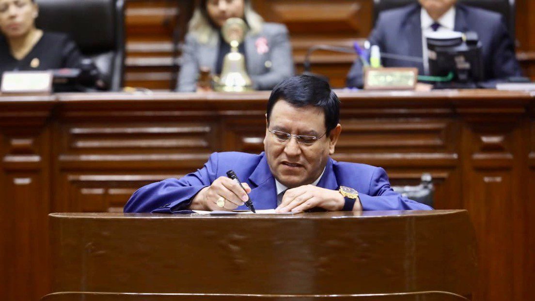 Congreso de Perú elige como presidente a polémico parlamentario apoyado por el fujimorismo