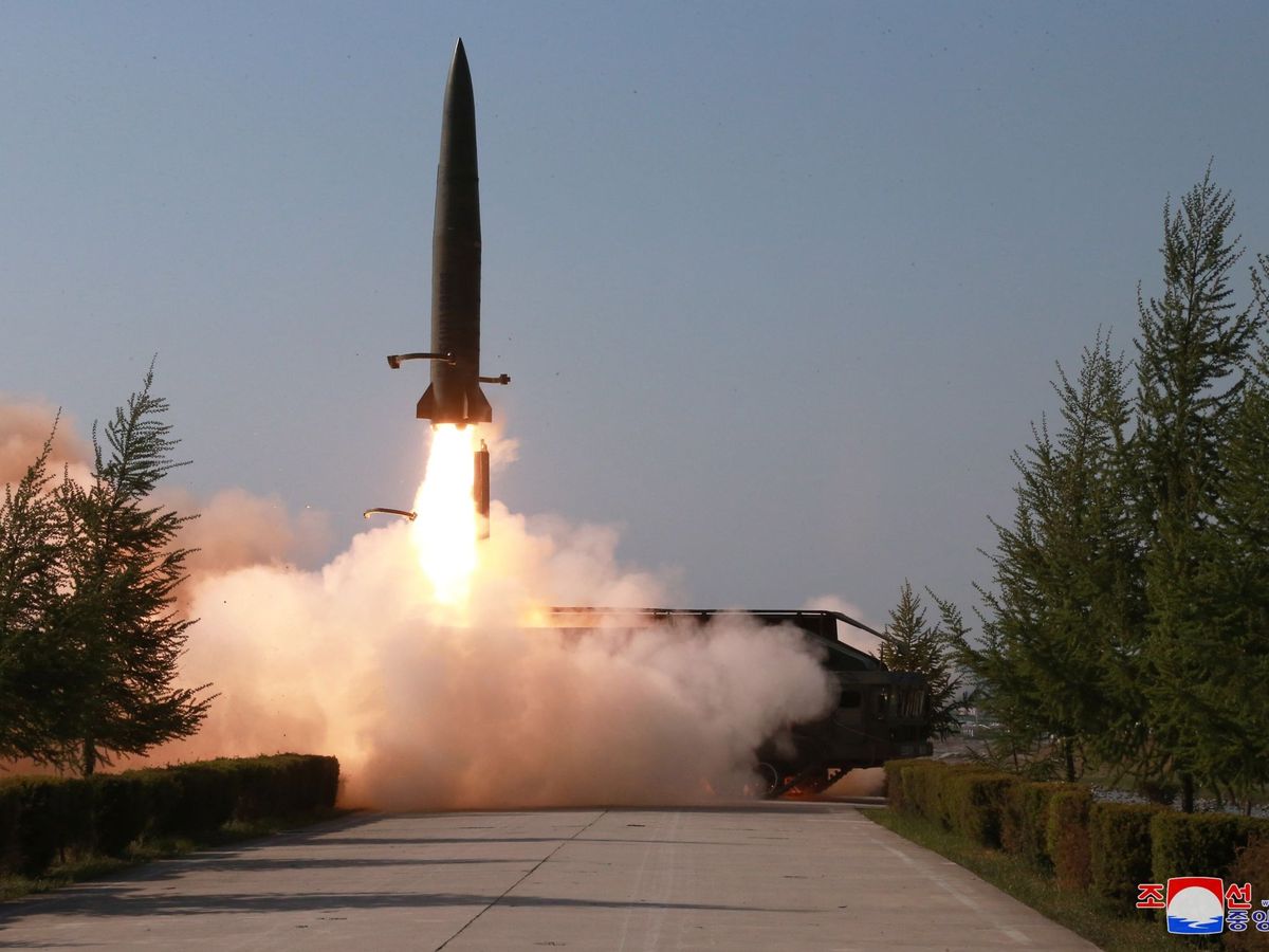 Corea del Norte lanza dos misiles balísticos hacia el mar de Japón