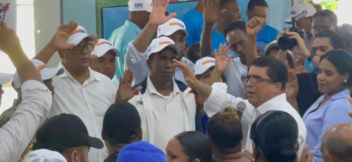 Dío Astacio encabeza juramentación de movimiento externo en Santo Domingo Este