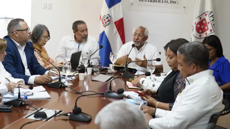 Ministro de Educación instruye remozar escuelas para el año escolar 2023-2024