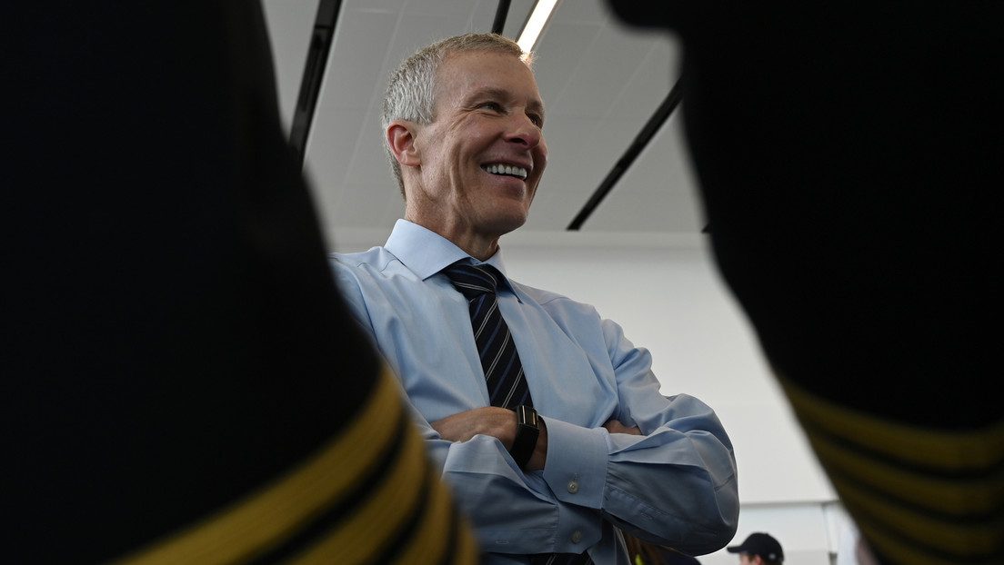 El CEO de United Airlines toma un avión privado mientras miles de pasajeros quedan varados al ser cancelados sus vuelos