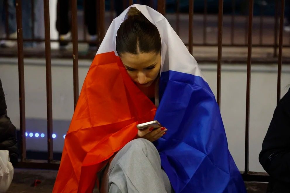 "Francia aprueba ley que autoriza la activación remota de la cámara y el micrófono de smartphones en investigaciones"