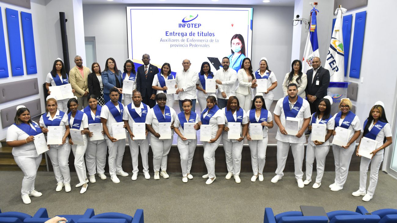 INFOTEP entrega títulos a 77 auxiliares de enfermería de la provincia Pedernales