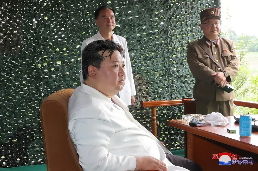 "Sanciones de Corea del Sur contra Corea del Norte en respuesta al lanzamiento de un misil balístico"