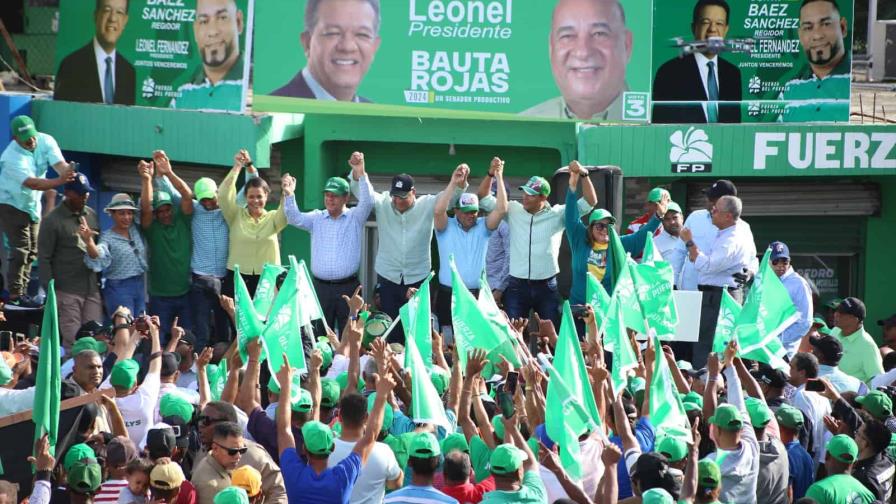 Leonel Fernández recorre las calles de la provincia Hermanas Mirabal