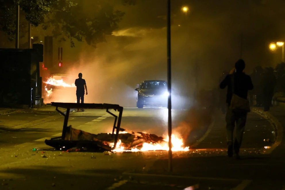 "Francia en llamas: récord de arrestos con 1.311 personas capturadas en una noche de caos y violencia"