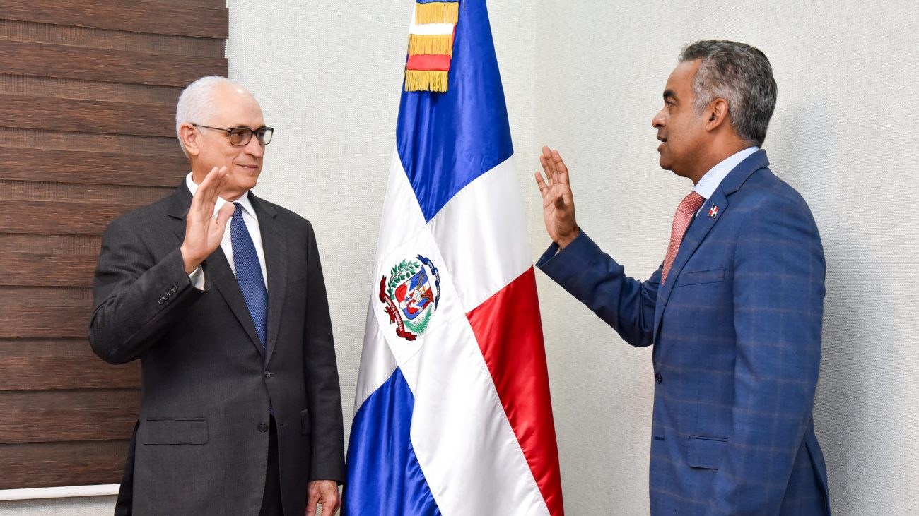 Ministro de la Presidencia juramenta a Sergio Antonio Grullón como nuevo miembro del Consejo SIE