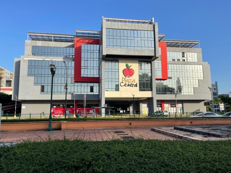 Mujer cae del cuarto piso de Plaza Central