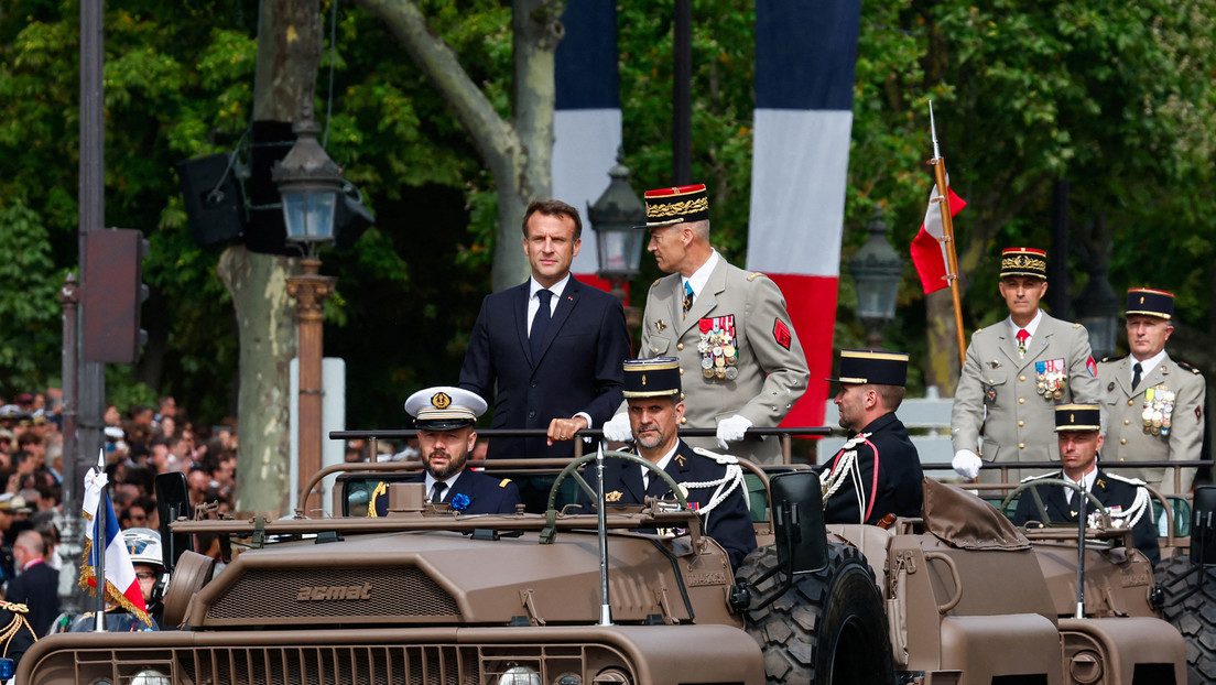 Multitud abuchea a Macron durante un desfile militar en París