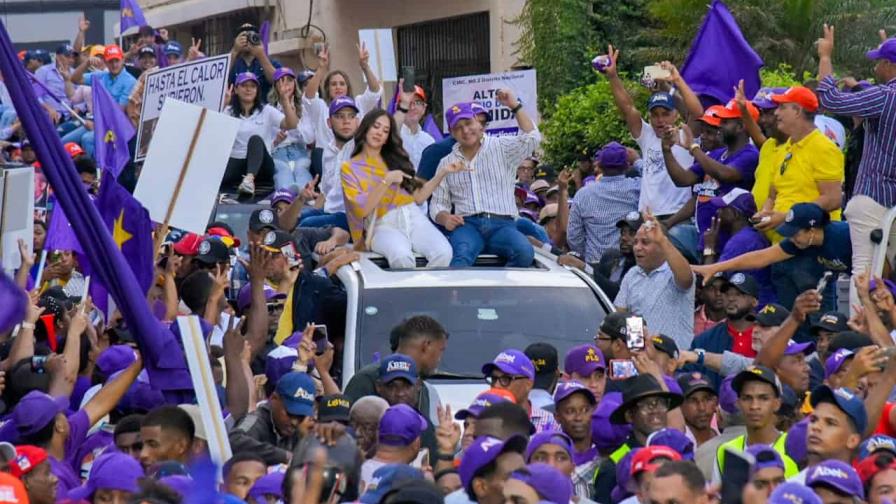 Peledeístas aseguran "no le van a bajar ni un chin" y toman la avenida Duarte con la "Marcha por la Esperanza"