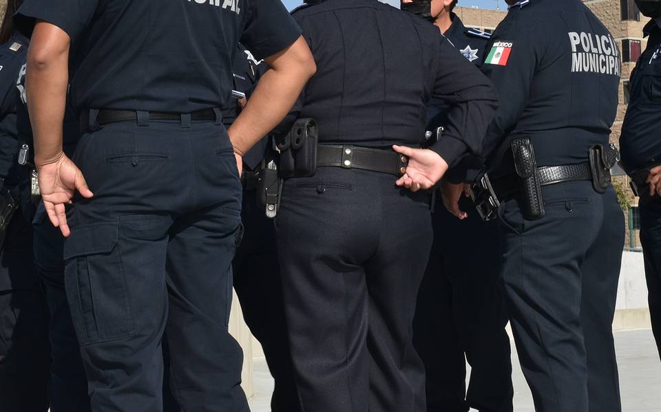 Policías mexicanos roban y agreden a civiles dentro de una oficina