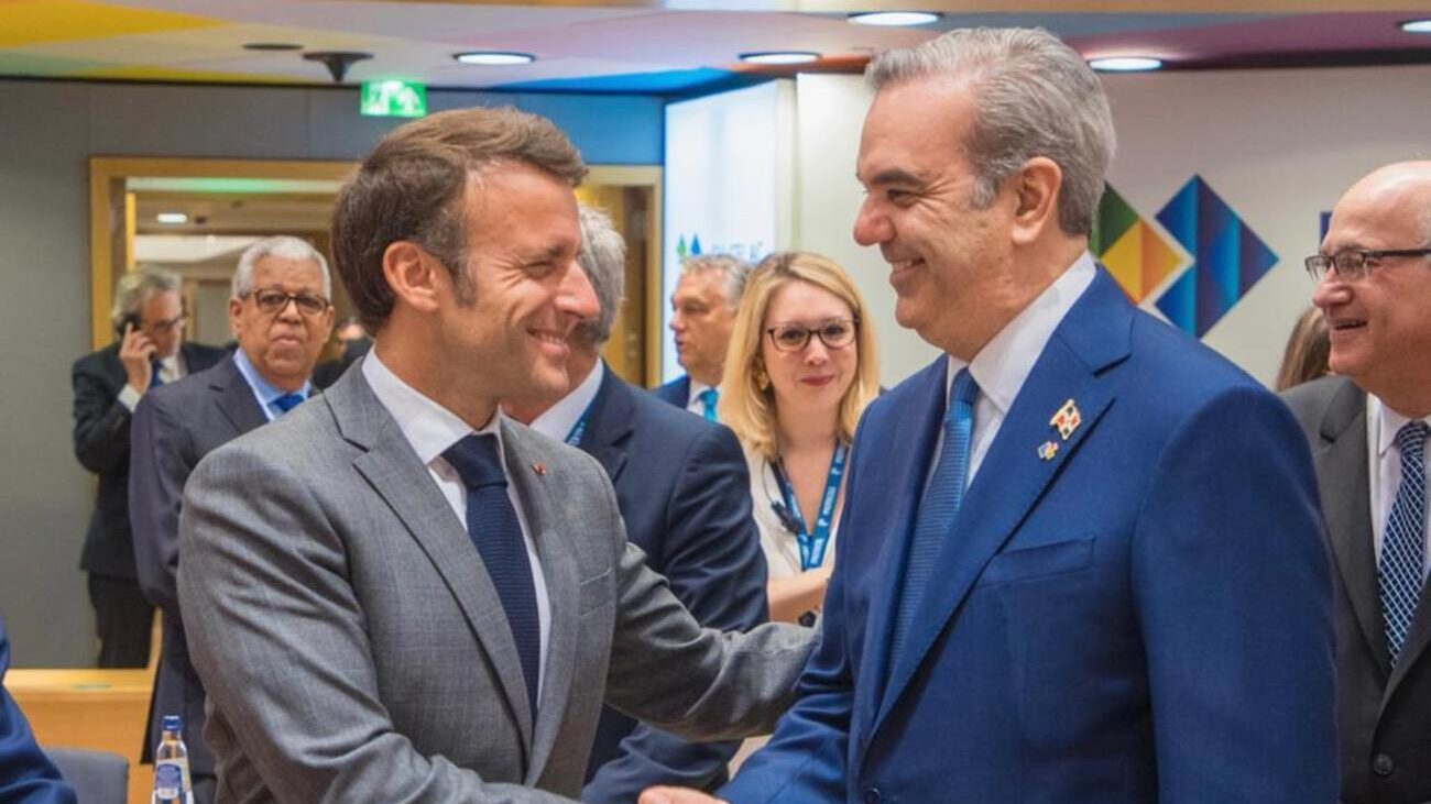 Presidentes Abinader y Macron dialogan por varios minutos en Cumbre UE-CELAC