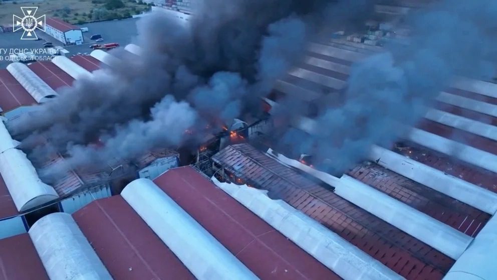 "¡Caos y destrucción! Rusia desata su furia en un ataque devastador: bombardea terminal de exportación de cereales en el puerto de Odesa."