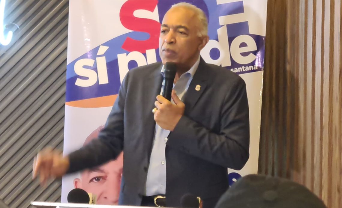 Bertico Santana presenta aspiraciones a la alcaldía de SDE ante la prensa