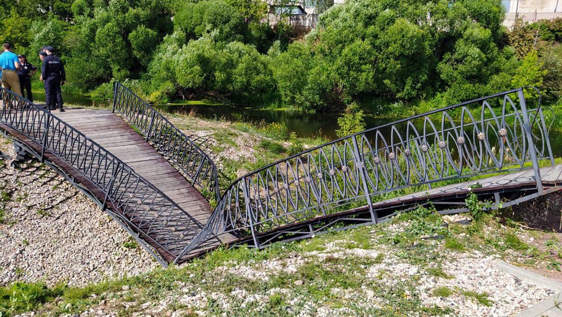 Un muerto tras derrumbarse un puente con una multitud de gente en Rusia
