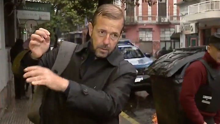 Un periodista argentino compra droga en vivo y termina en comisaría declarando como testigo