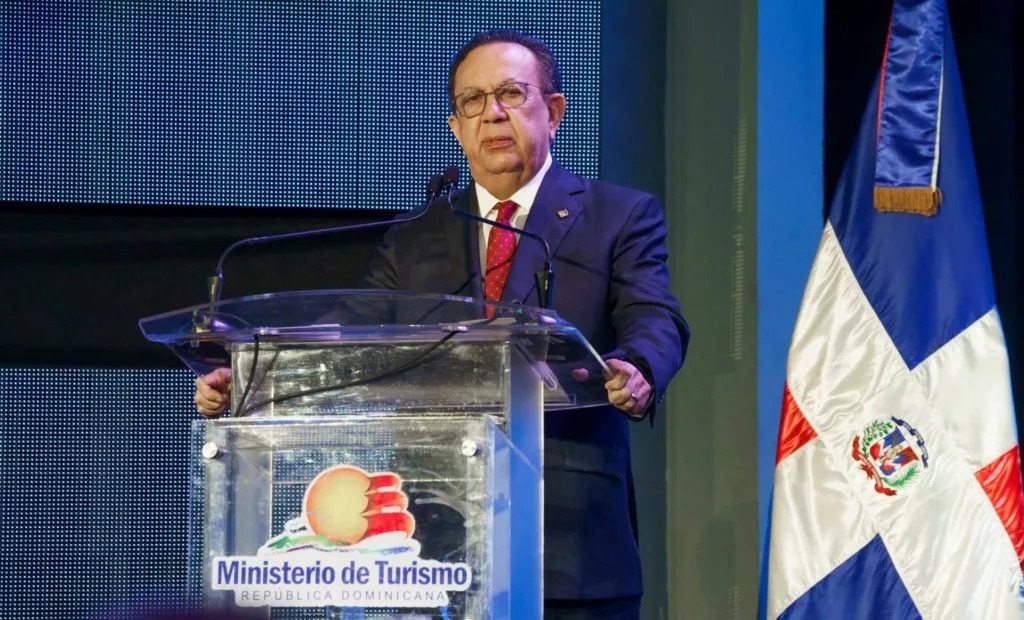 Valdez Albizu destaca el papel del turismo en la economía dominicana