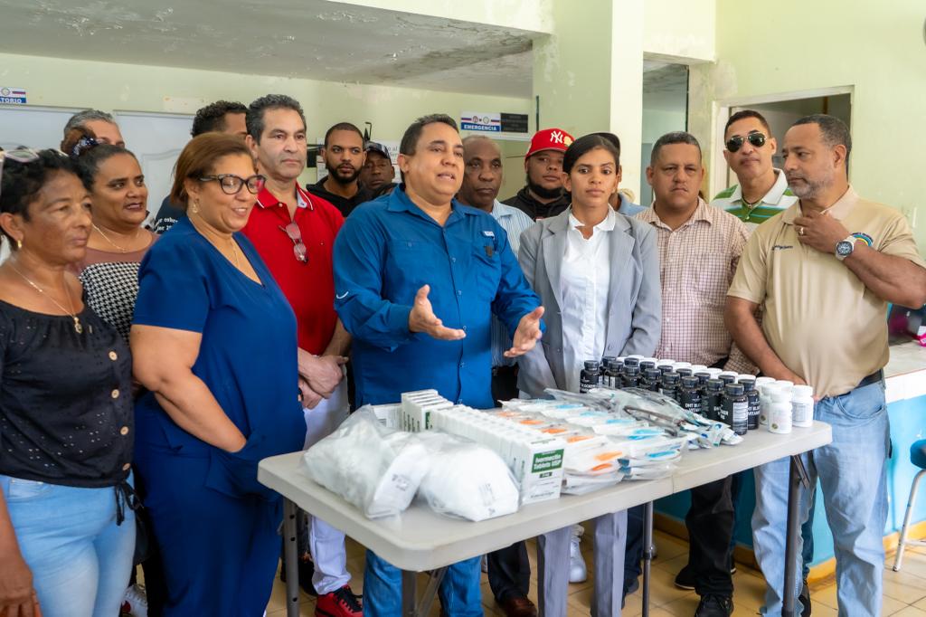 Orlando Martínez entrega medicamentos e insumos en varias comunidades de Monseñor Nouel