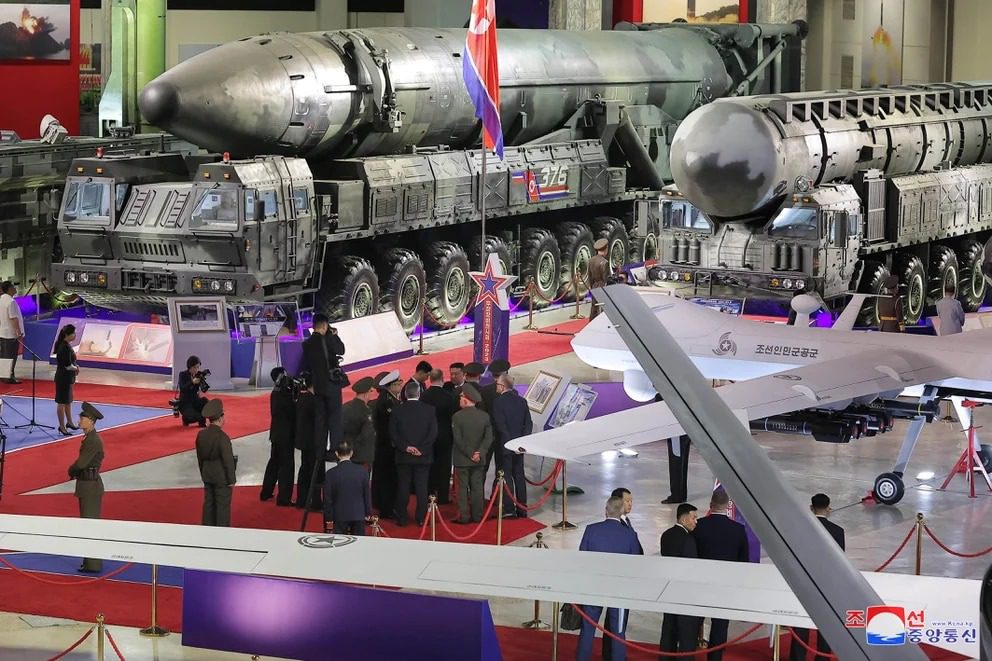Kim Jong-un exhibió su arsenal de misiles nucleares y drones ante el ministro de Defensa ruso