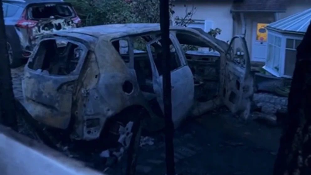 "Ataque a la residencia del alcalde en Francia: Violencia extrema y vehículo incendiado sacuden la tranquilidad"