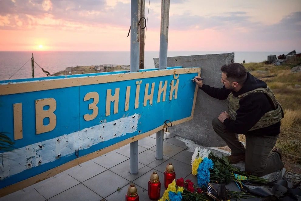 "Zelensky desafía el horror de 500 días de guerra en Ucrania con un épico viaje a la isla de las Serpientes"